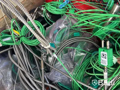 Pall med diverse labb-kabel , termoelement med mera