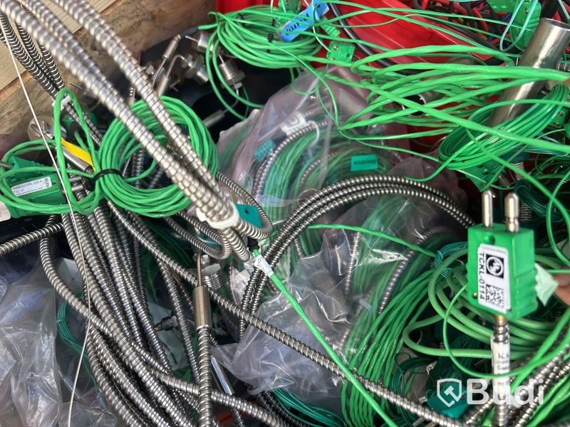 Pall med diverse labb-kabel , termoelement med mera