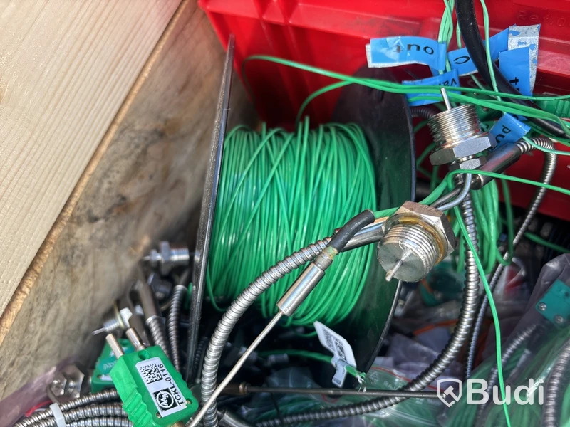 Pall med diverse labb-kabel , termoelement med mera