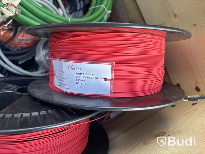 Pall med diverse labb-kabel , termoelement med mera