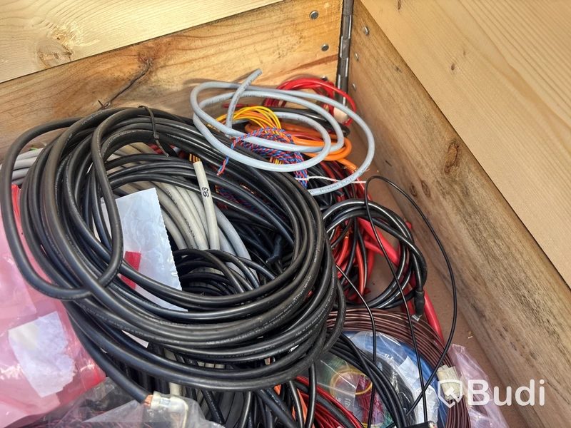 Pall med diverse labb-kabel , termoelement med mera