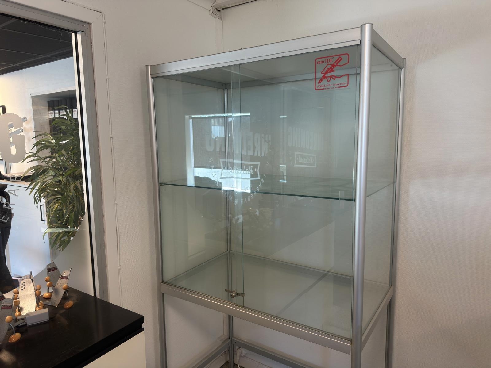 Vitrinskåp, glas och aluminium, 102 cm brett