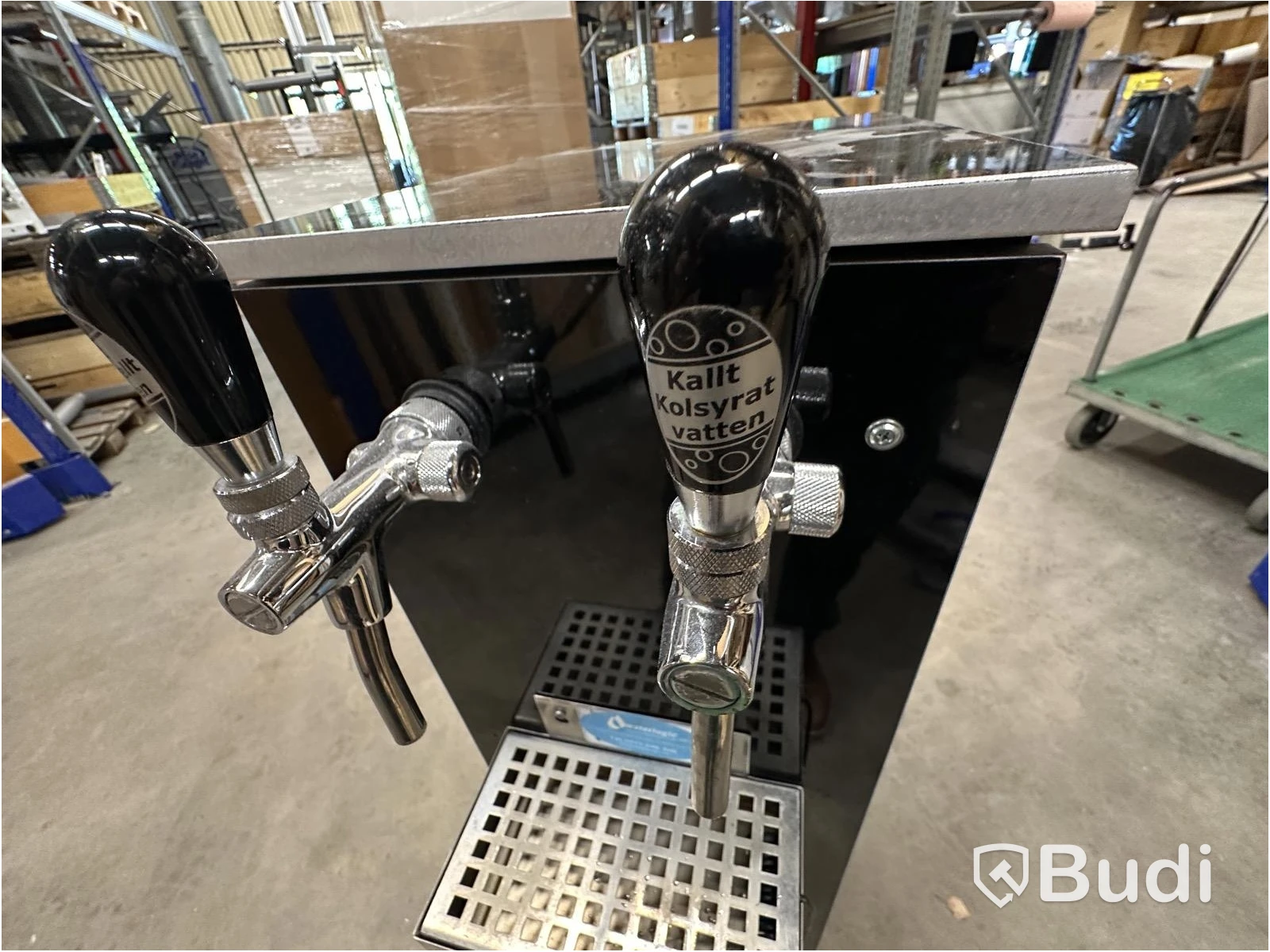 Beverage dispenser, dual-tap