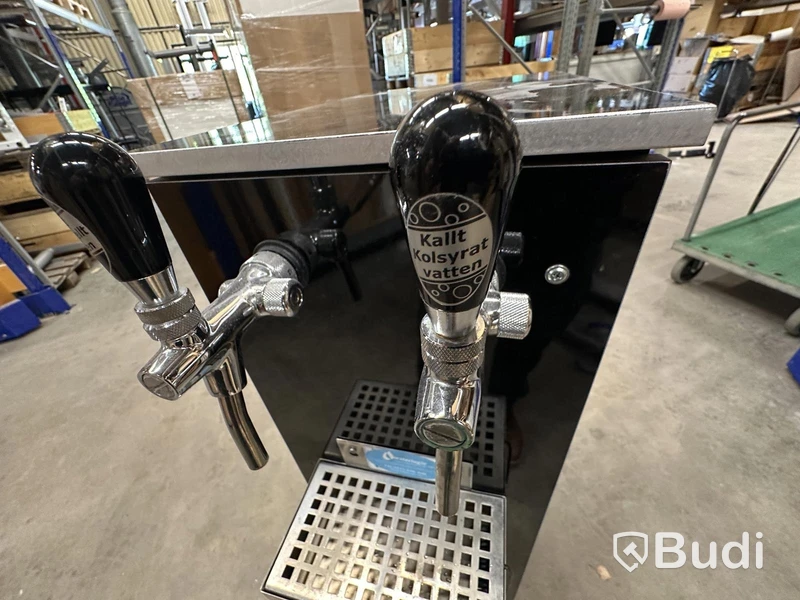 Beverage dispenser, dual-tap