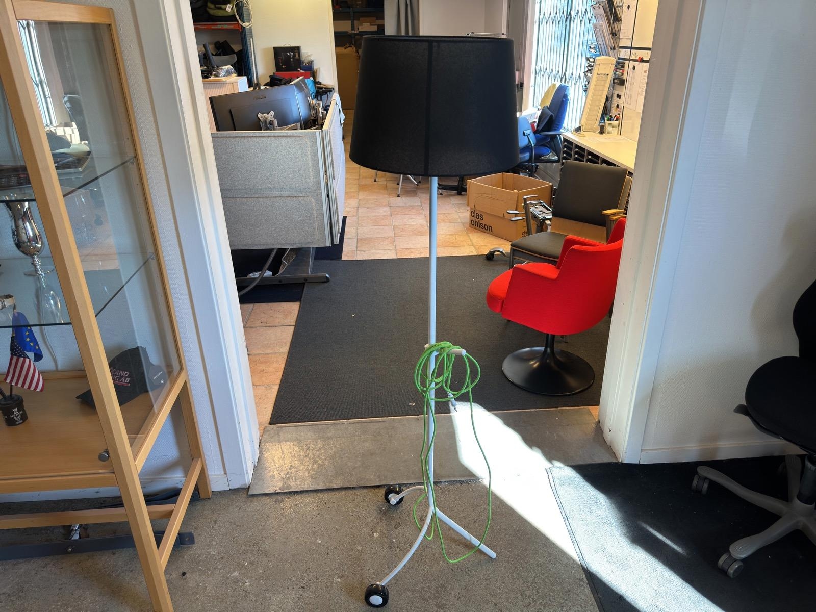 Golvlampa Frandsen, svart