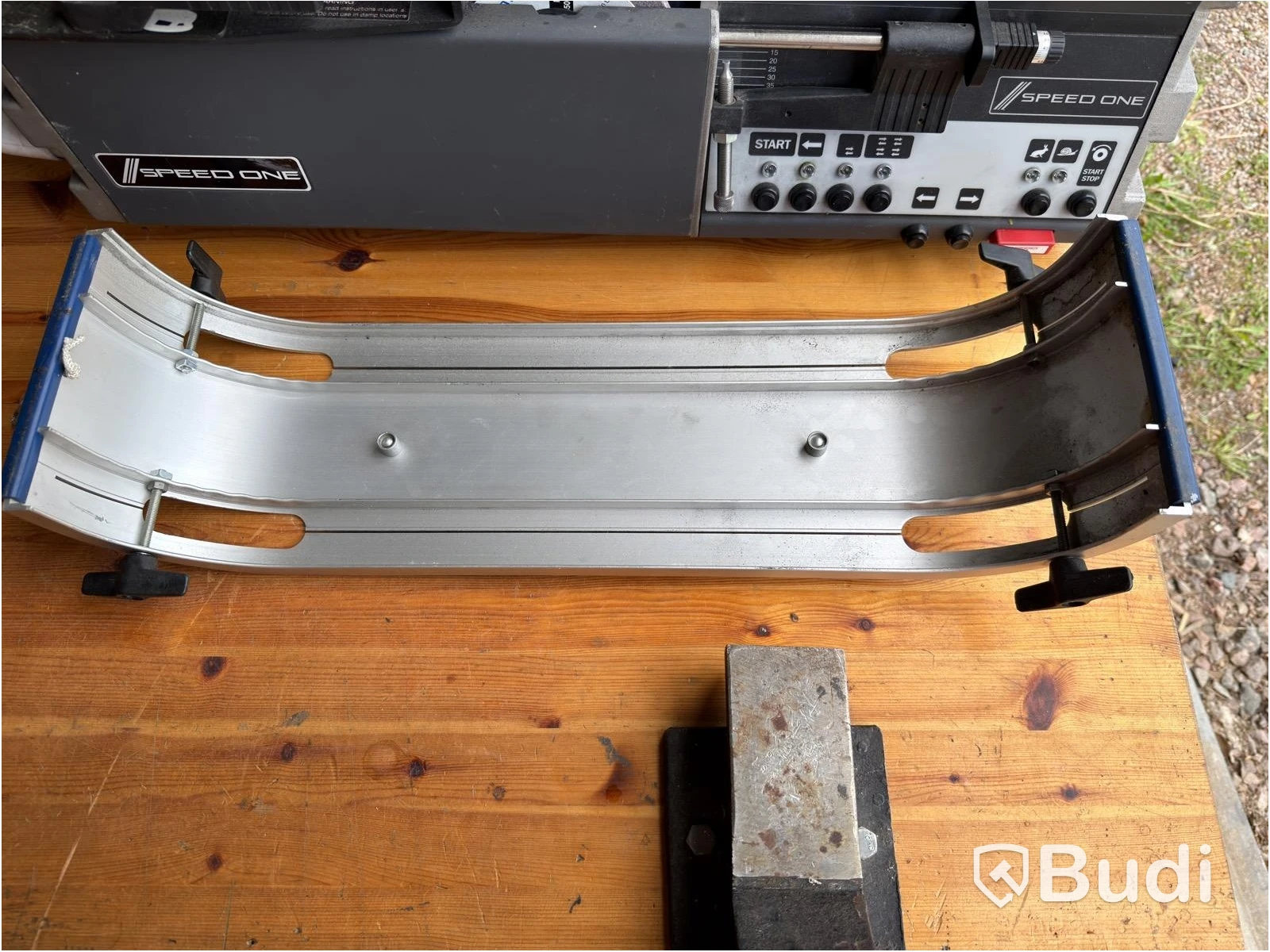 Skate sharpening machine CAG One/Speed One, with workbench and vacuum extractor