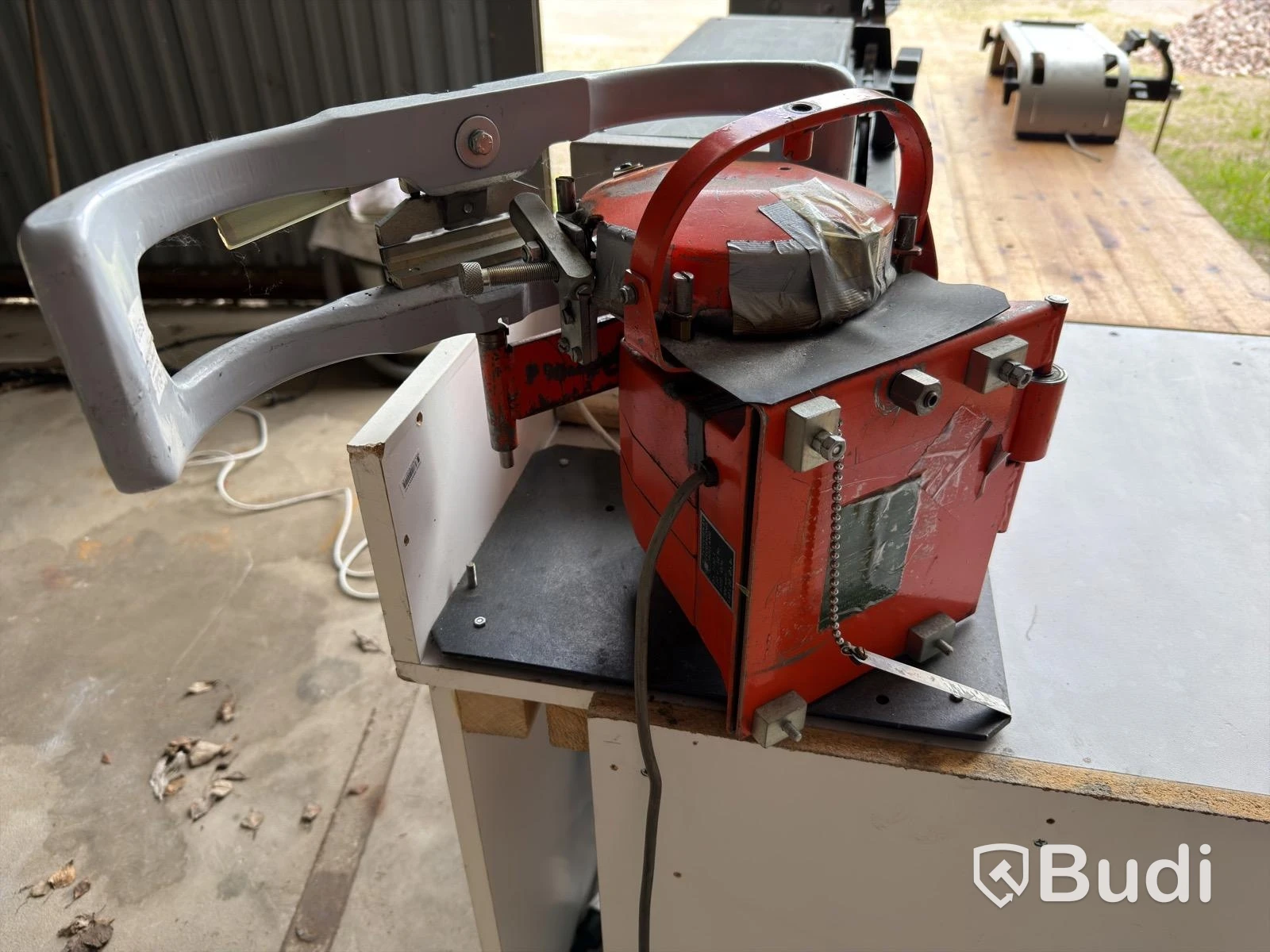 Skate sharpening machine CAG One/Speed One, with workbench and vacuum extractor