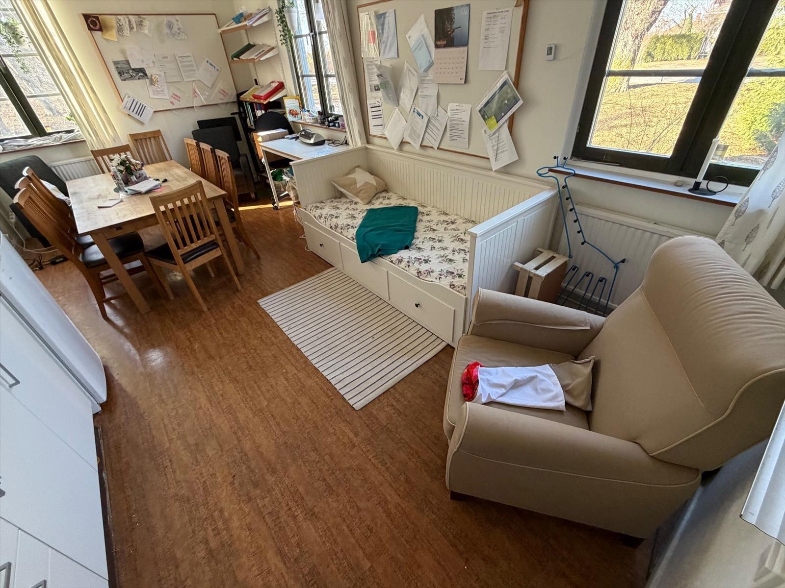 Rum #3 - diverse möbler, bl.a. kökssoffa, fåtöljer m.m.