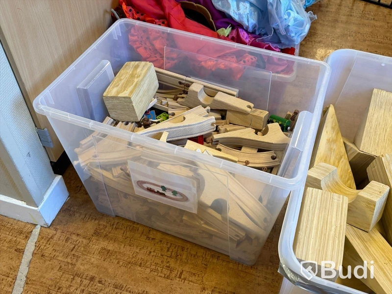 Kläder för utklädnad, klossar och tågbana