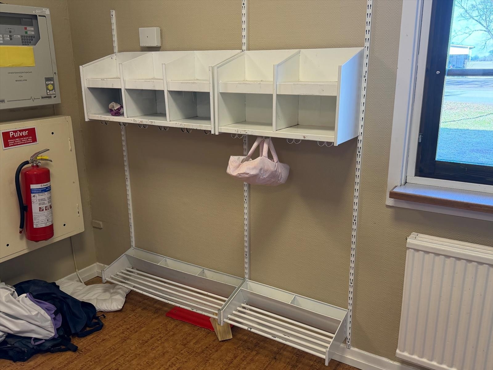 Väggmonterad klädhylla, vit