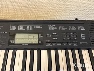 Musikinstrument - Casio keyboard, gitarr, trianglar m.m.