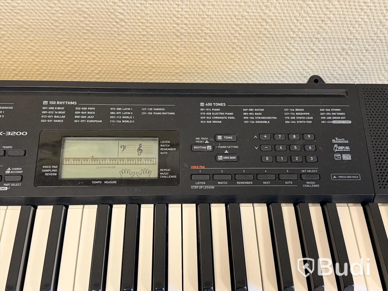 Musikinstrument - Casio keyboard, gitarr, trianglar m.m.