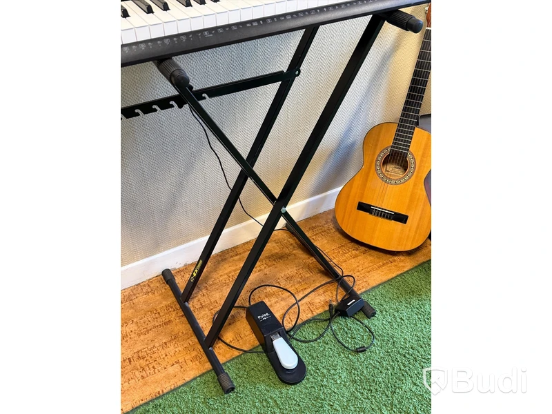 Musikinstrument - Casio keyboard, gitarr, trianglar m.m.
