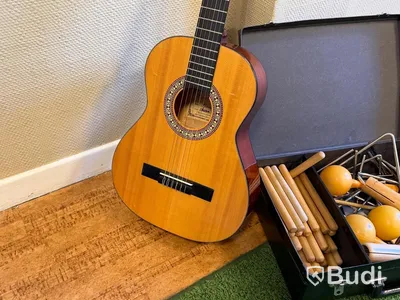 Musikinstrument - Casio keyboard, gitarr, trianglar m.m.