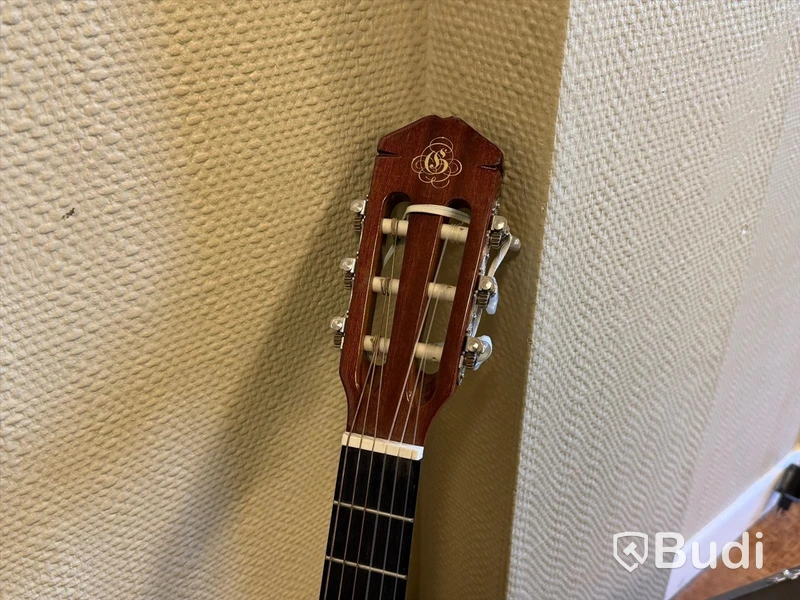 Musikinstrument - Casio keyboard, gitarr, trianglar m.m.