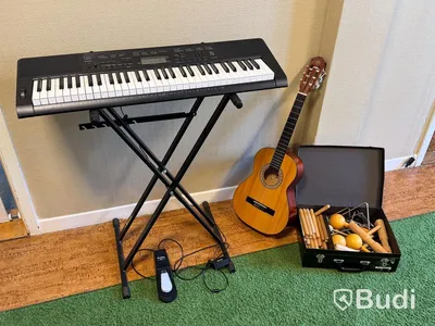 Musikinstrument - Casio keyboard, gitarr, trianglar m.m.