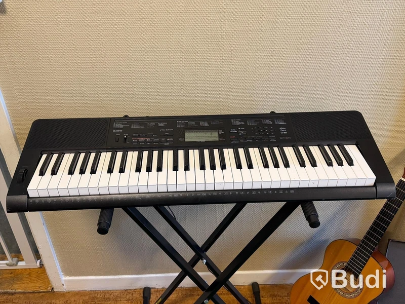 Musikinstrument - Casio keyboard, gitarr, trianglar m.m.