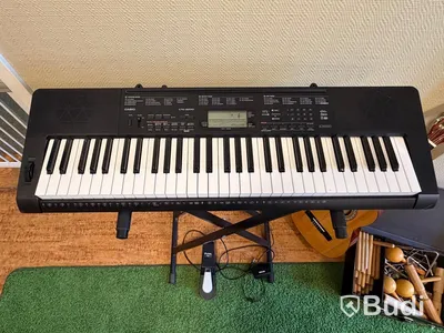 Musikinstrument - Casio keyboard, gitarr, trianglar m.m.