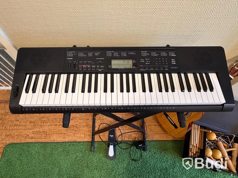 Musikinstrument - Casio keyboard, gitarr, trianglar m.m.