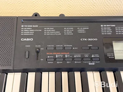 Musikinstrument - Casio keyboard, gitarr, trianglar m.m.
