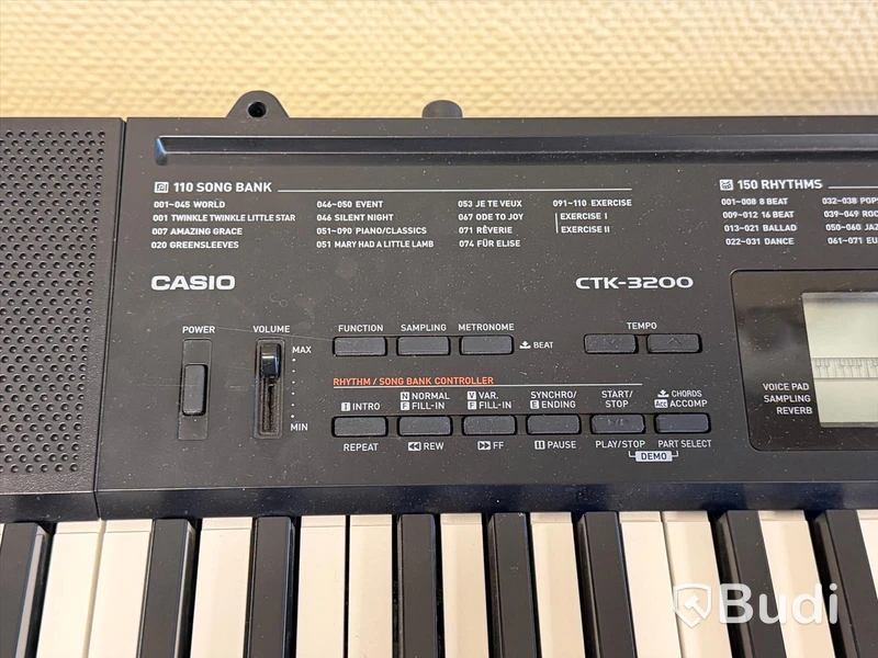 Musikinstrument - Casio keyboard, gitarr, trianglar m.m.