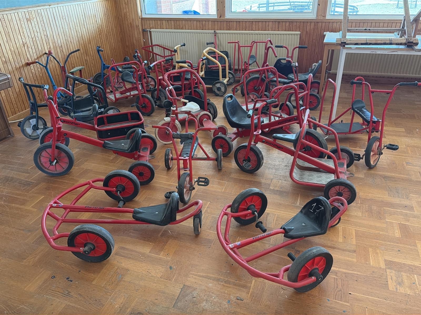 Barntrampfordon Winther, ca 22 cyklar och 4 släp