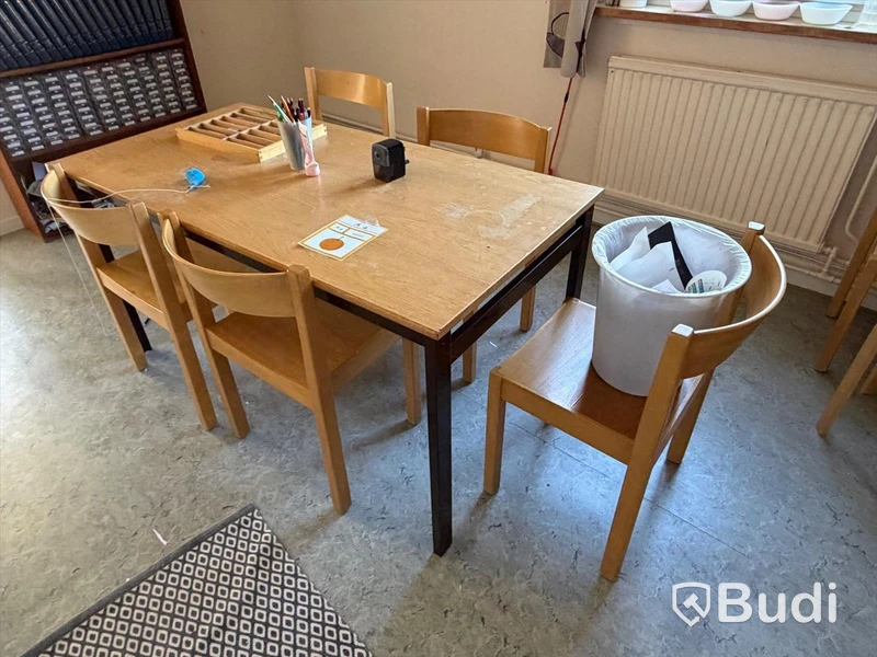 Rum #5 - möbler och hjälpmedel