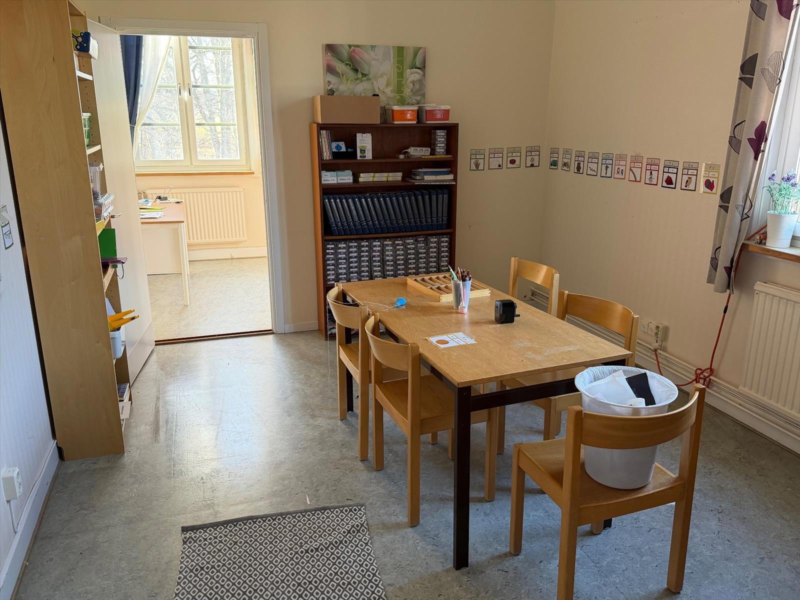 Rum #5 - möbler och hjälpmedel