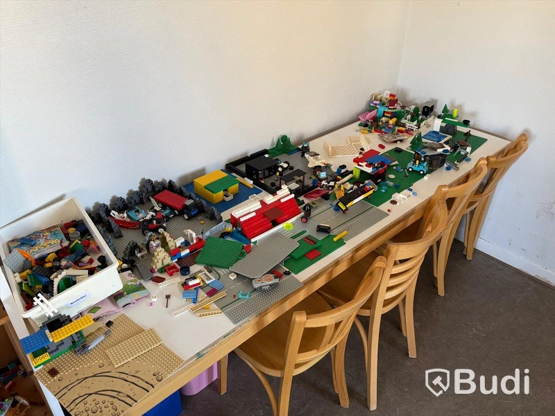 Rum #7 - möbler, spel, lego, tv, filmer och böcker