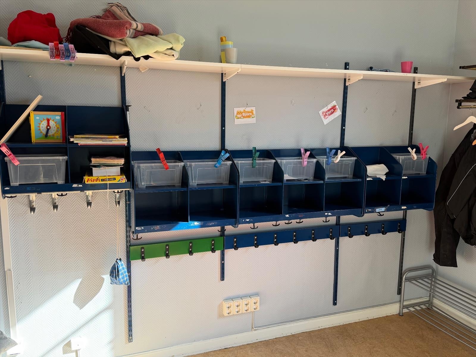 Väggmonterad klädhylla, blå