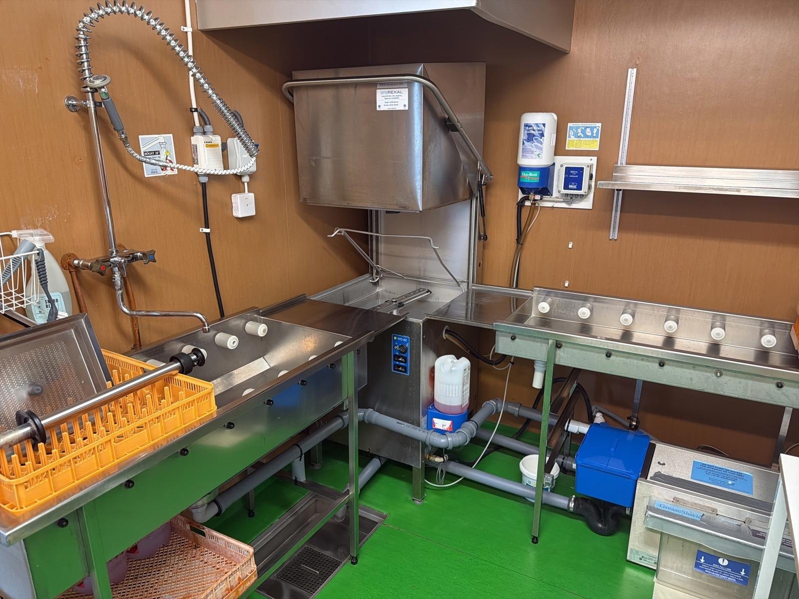 Diskmaskin, Wexiödisk WD-6C, med in- och utmatningsbänk