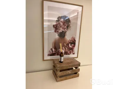 Byrå samt inramad poster