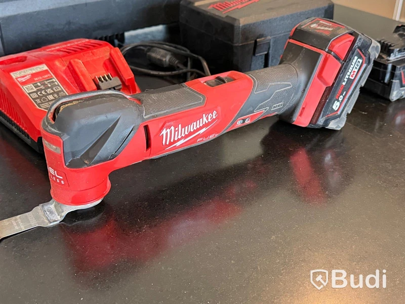 Multi-tool, Milwaukee M18 FMT with batteries, charger and case (demo unit)