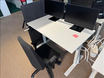 Manuellt höj-och sänkbart skrivbord, skrivbordsstol, bordsskärm och 2 st datorskärmar