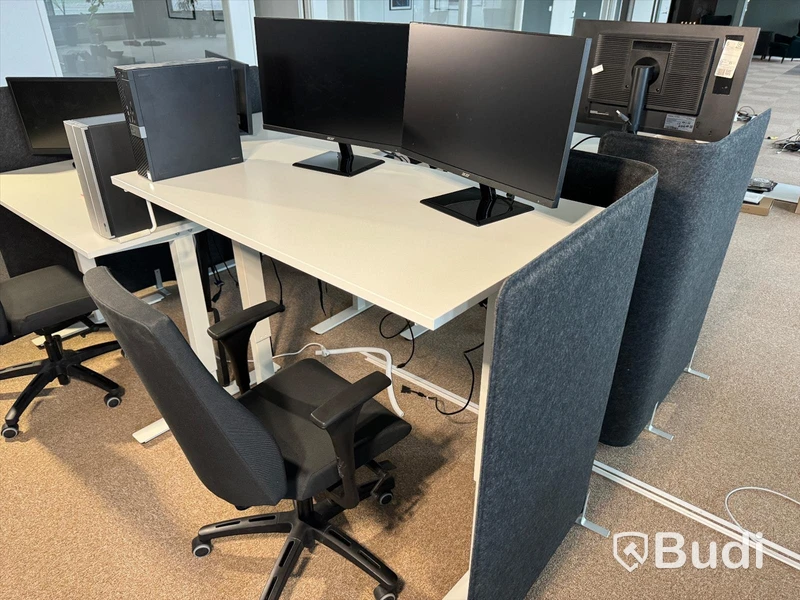 Manuellt höj-och sänkbart skrivbord, skrivbordsstol, bordsskärm dator och 2 st datorskärmar