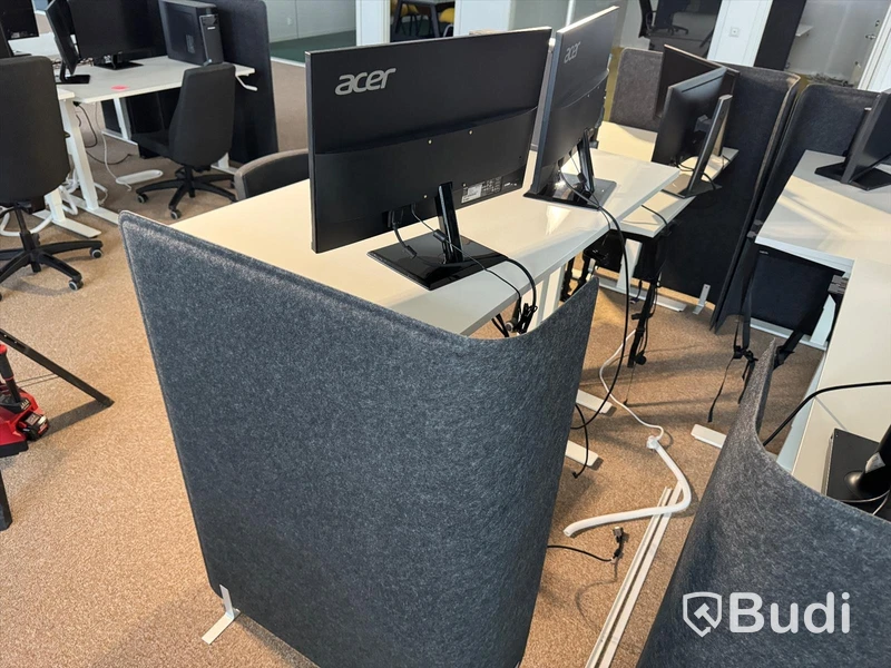 Manuellt höj-och sänkbart skrivbord, skrivbordsstol, bordsskärm dator och 2 st datorskärmar