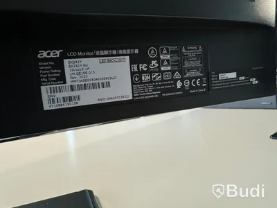 Manuellt höj-och sänkbart skrivbord, skrivbordsstol, bordsskärm dator och 2 st datorskärmar
