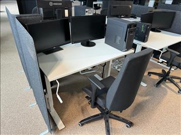 Manuellt höj-och sänkbart skrivbord, skrivbordsstol, bordsskärm, dator och 2 st datorskärmar