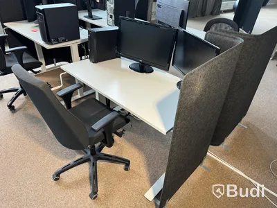 Manuellt höj-och sänkbart skrivbord, skrivbordsstol, bordsskärm, dator och  2 st datorskärmar