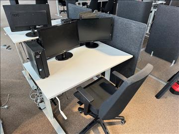 Manuellt höj-och sänkbart skrivbord, skrivbordsstol, bordsskärm, dator och  2 st datorskärmar