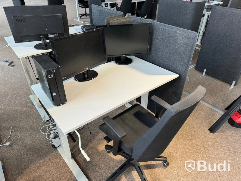 Manuellt höj-och sänkbart skrivbord, skrivbordsstol, bordsskärm, dator och  2 st datorskärmar