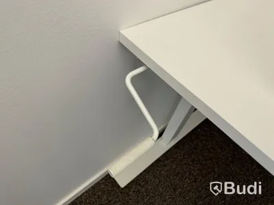2 st manuellt höj-och sänkbara skrivbord, 2 st kontorsstolar och 2 st datorskärmar