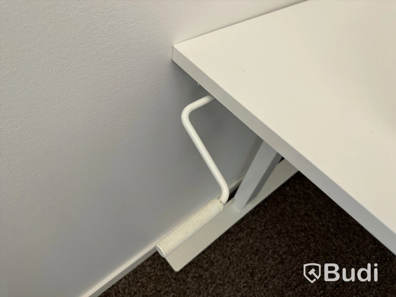 2 st manuellt höj-och sänkbara skrivbord, 2 st kontorsstolar och 2 st datorskärmar
