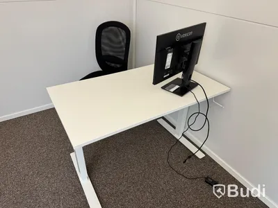 2 st manuellt höj-och sänkbara skrivbord, 2 st kontorsstolar och 2 st datorskärmar