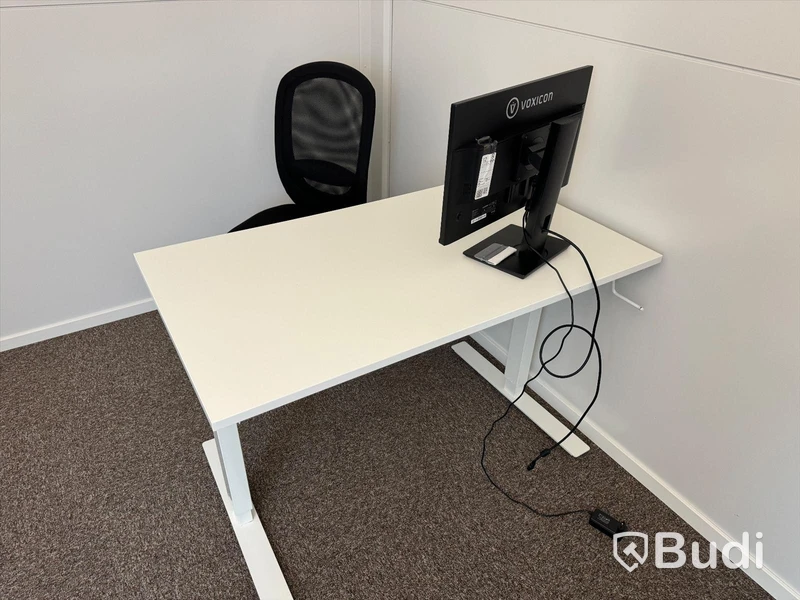 2 st manuellt höj-och sänkbara skrivbord, 2 st kontorsstolar och 2 st datorskärmar
