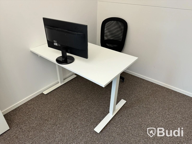 2 st manuellt höj-och sänkbara skrivbord, 2 st kontorsstolar och 2 st datorskärmar