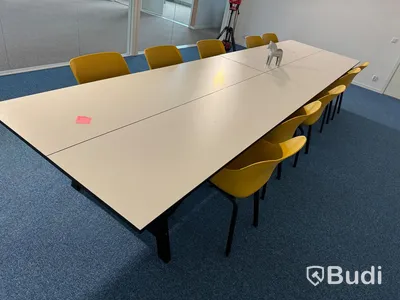 2 st bord, 10 st stolar, 2 st tavlor och kandelaber
