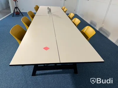2 st bord, 10 st stolar, 2 st tavlor och kandelaber