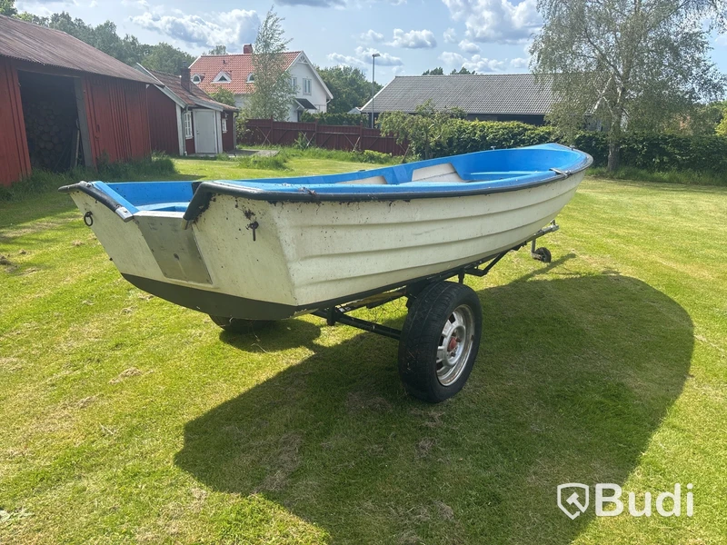 Båt med kärra