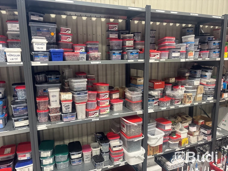 Lagerhyllor inklusive material